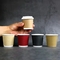 L'abitudine isolata calda eliminabile della tazza di carta ha stampato le tazze di carta del cioccolato del caffè